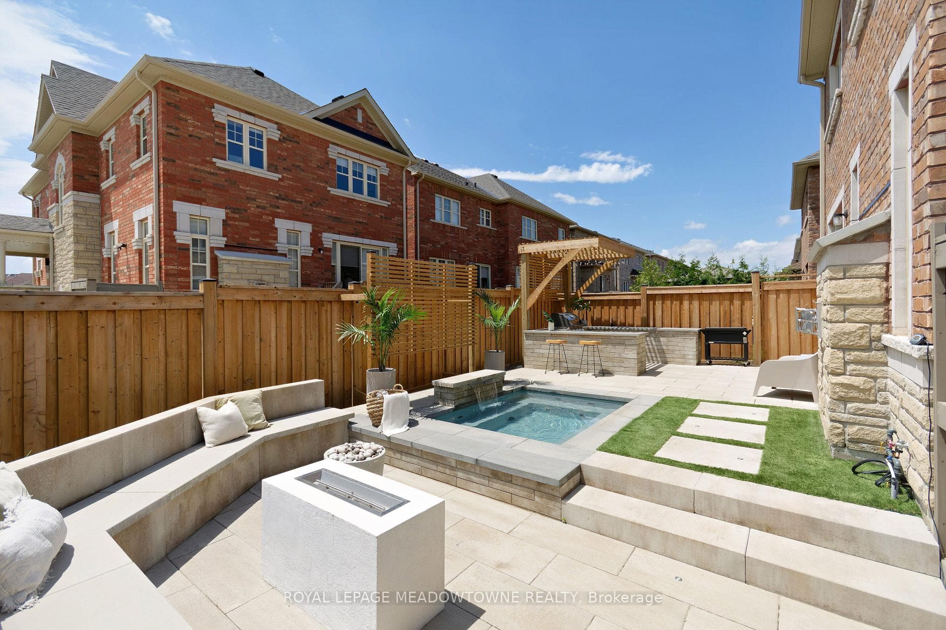 125 Burnhamthorpe Road photo 1