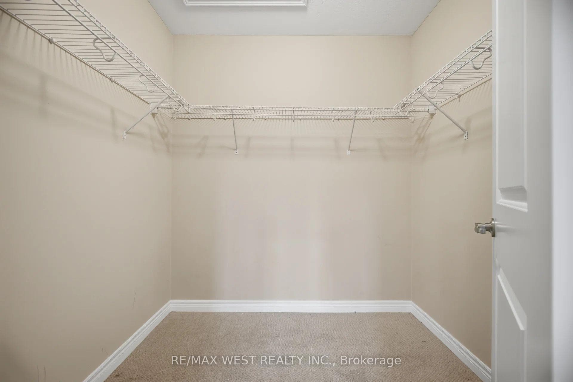 137 Echovalley Drive photo 28