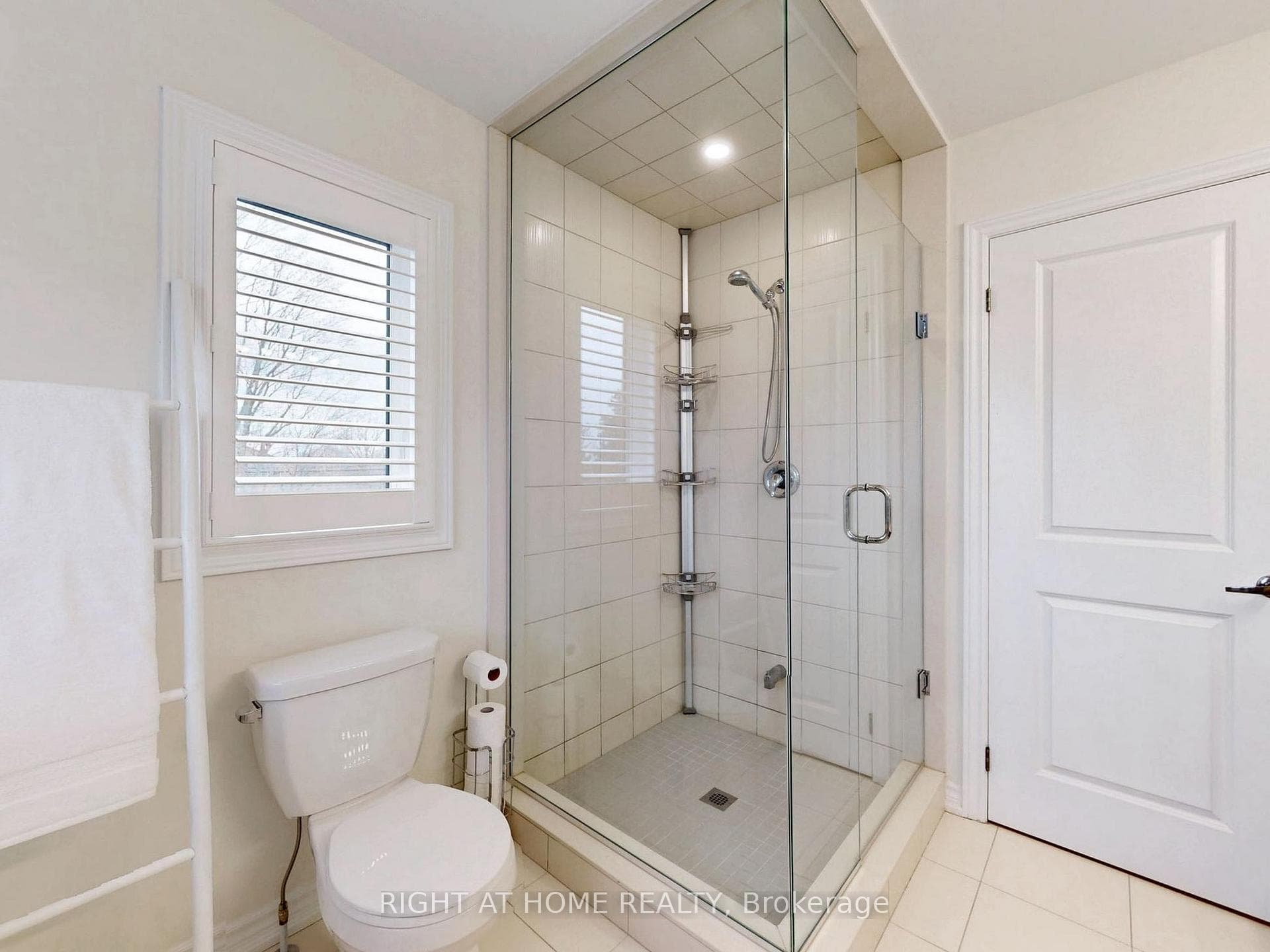 4 Hennessey Crescent photo 22