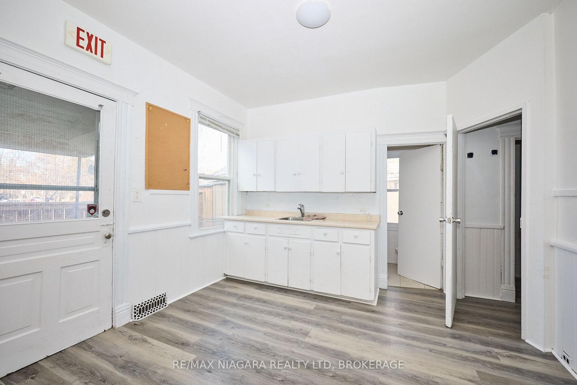 105A Welland Avenue photo 14