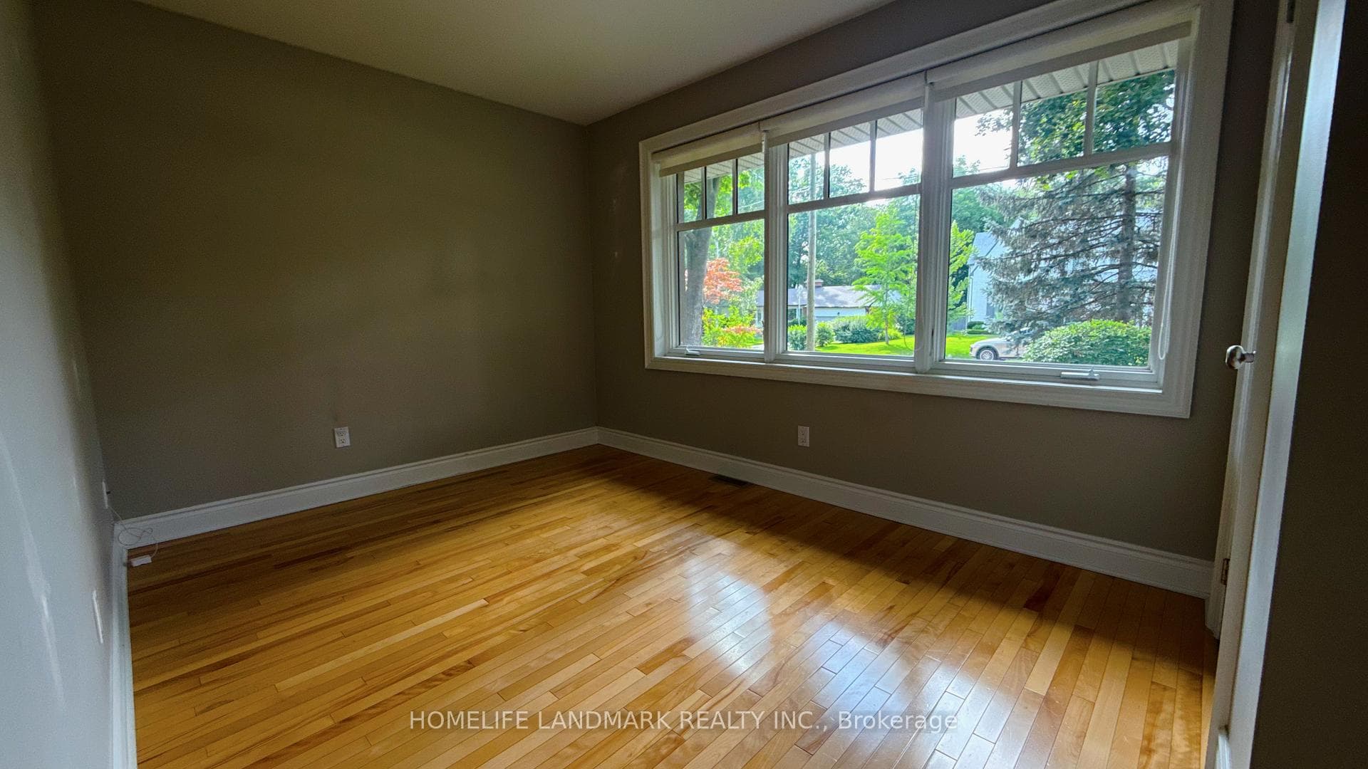 2062 GLENFOREST Crescent photo 12