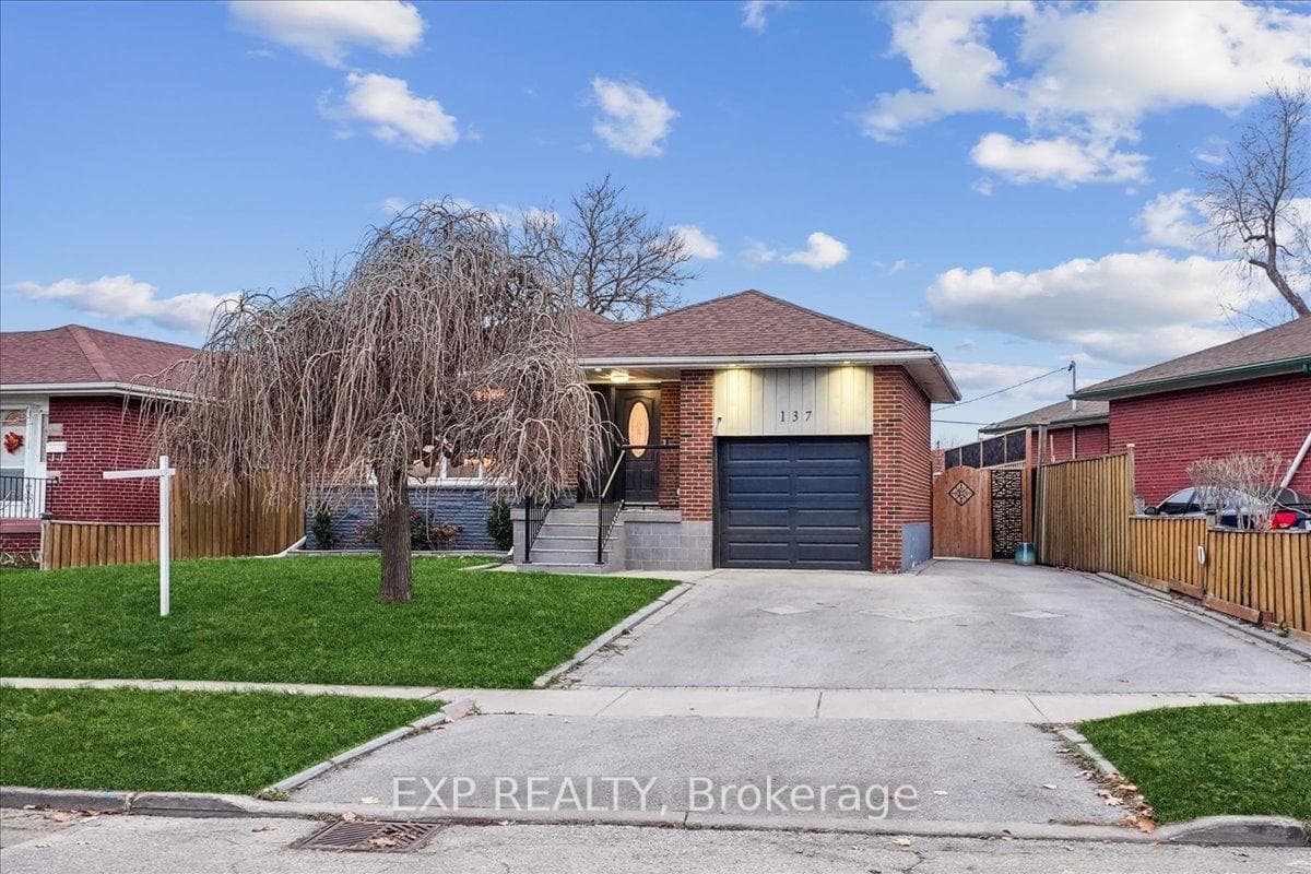 137 Kingsview Boulevard photo 1