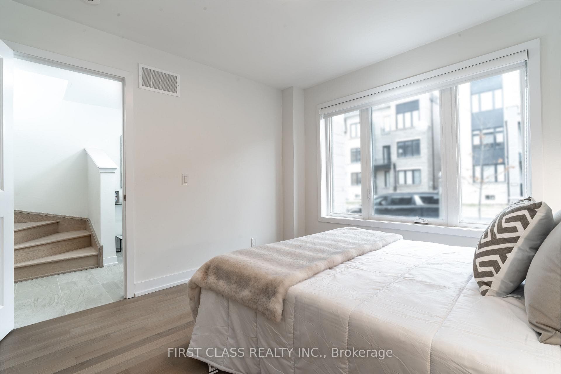 15 Guardhouse Crescent photo 40