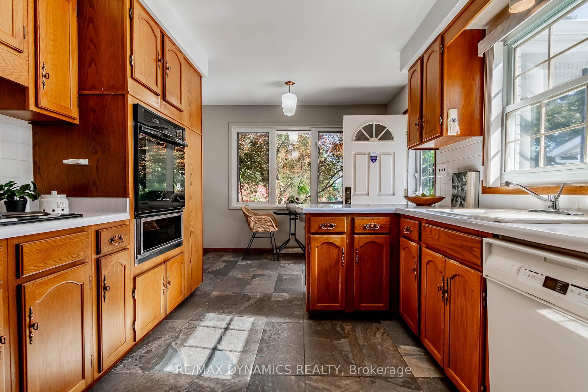 27 Lawrence Drive photo 4