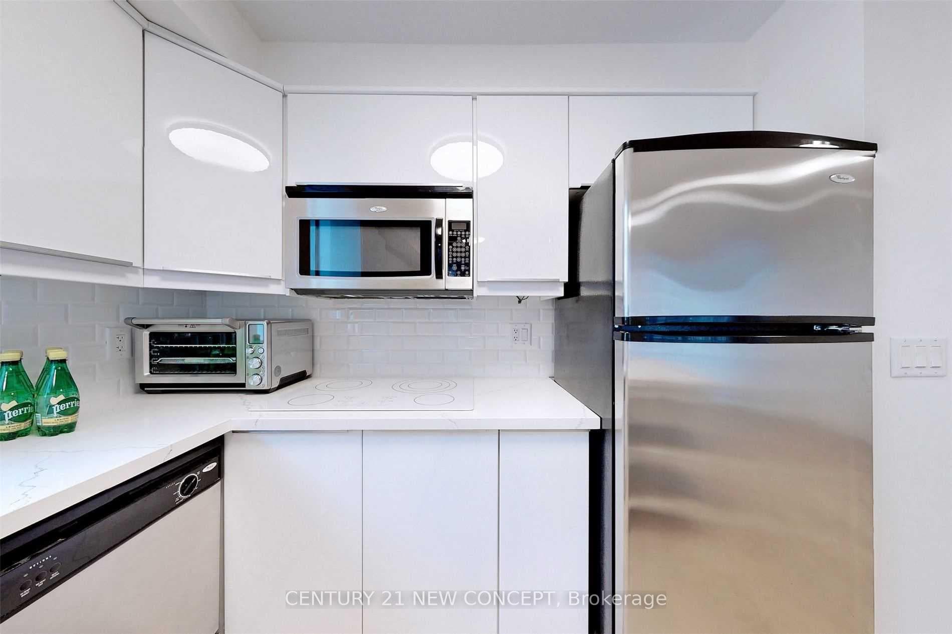 509 Beecroft Road Unit 902 photo 10
