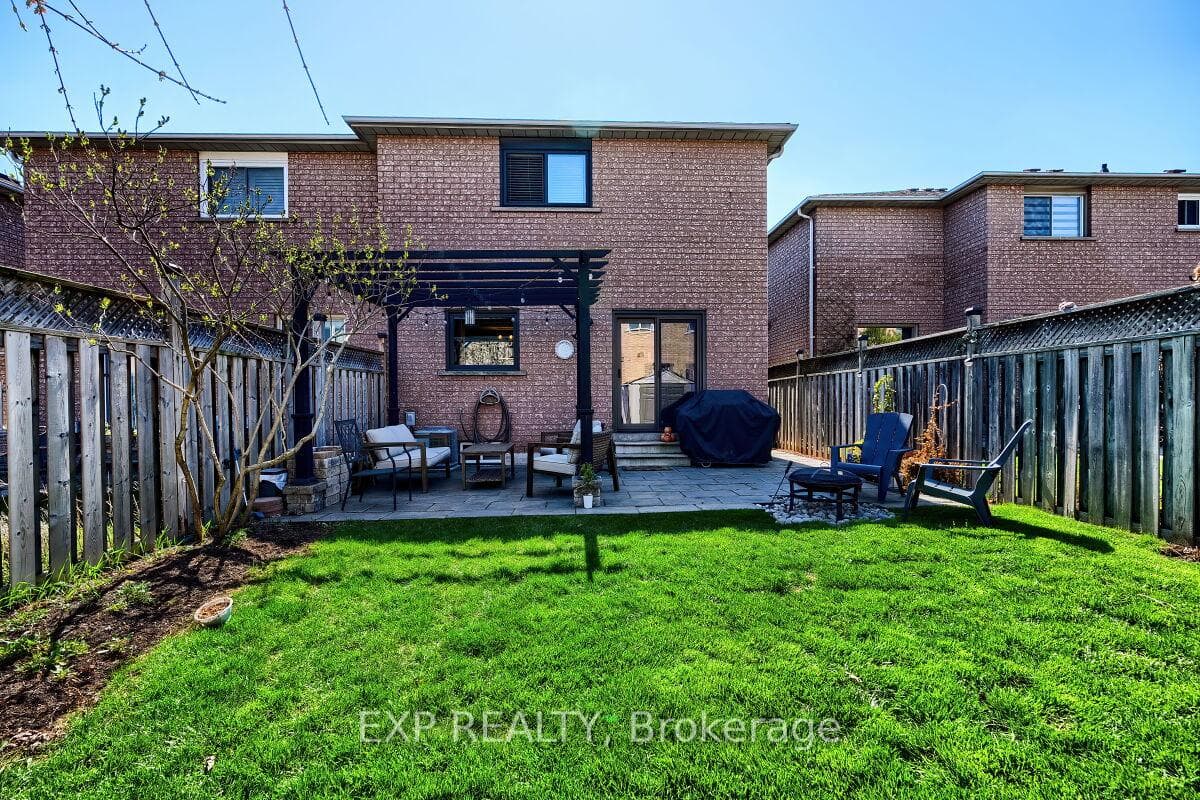 567 Eliza Crescent photo 39