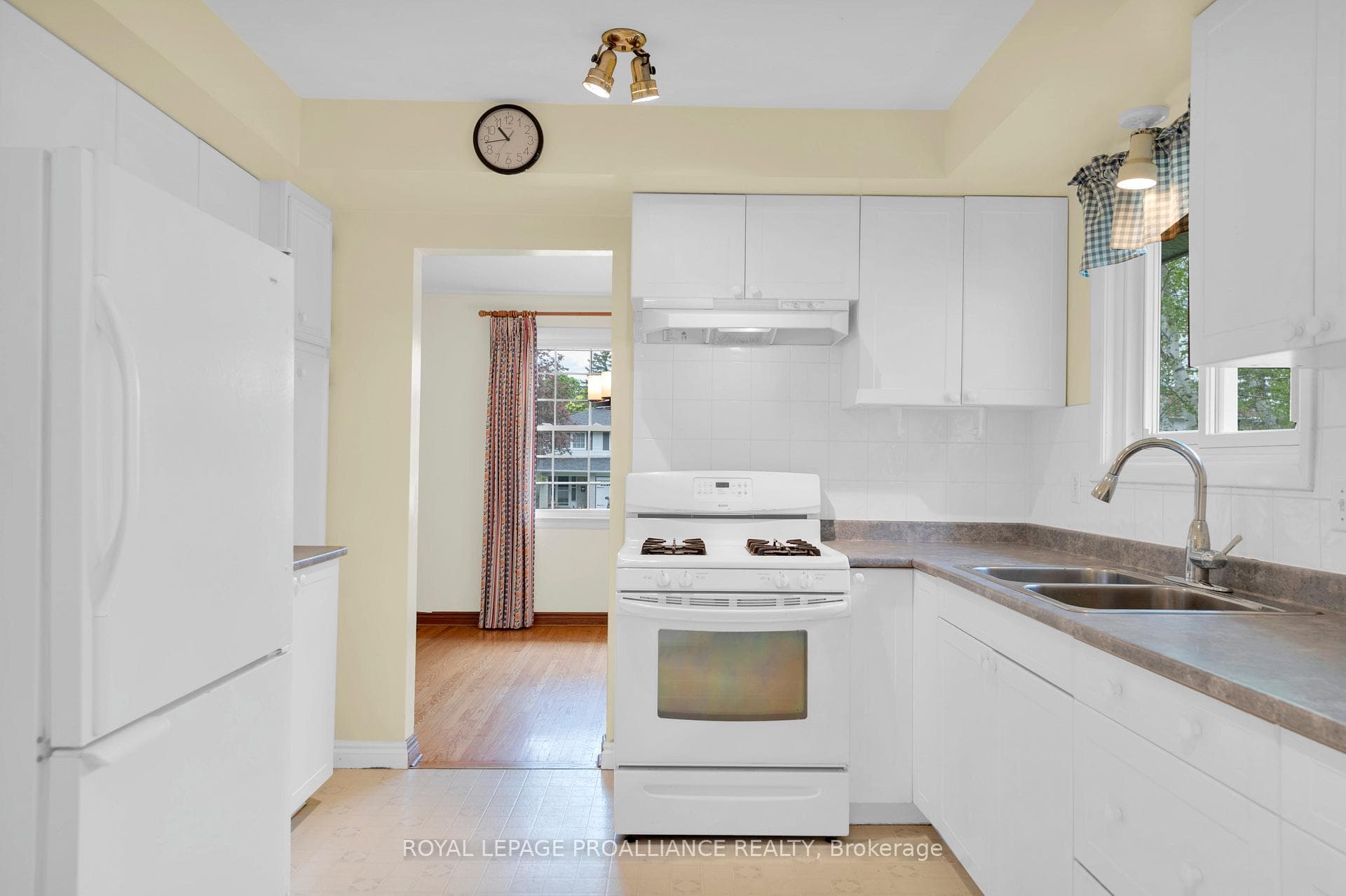 595 Victoria Avenue photo 15