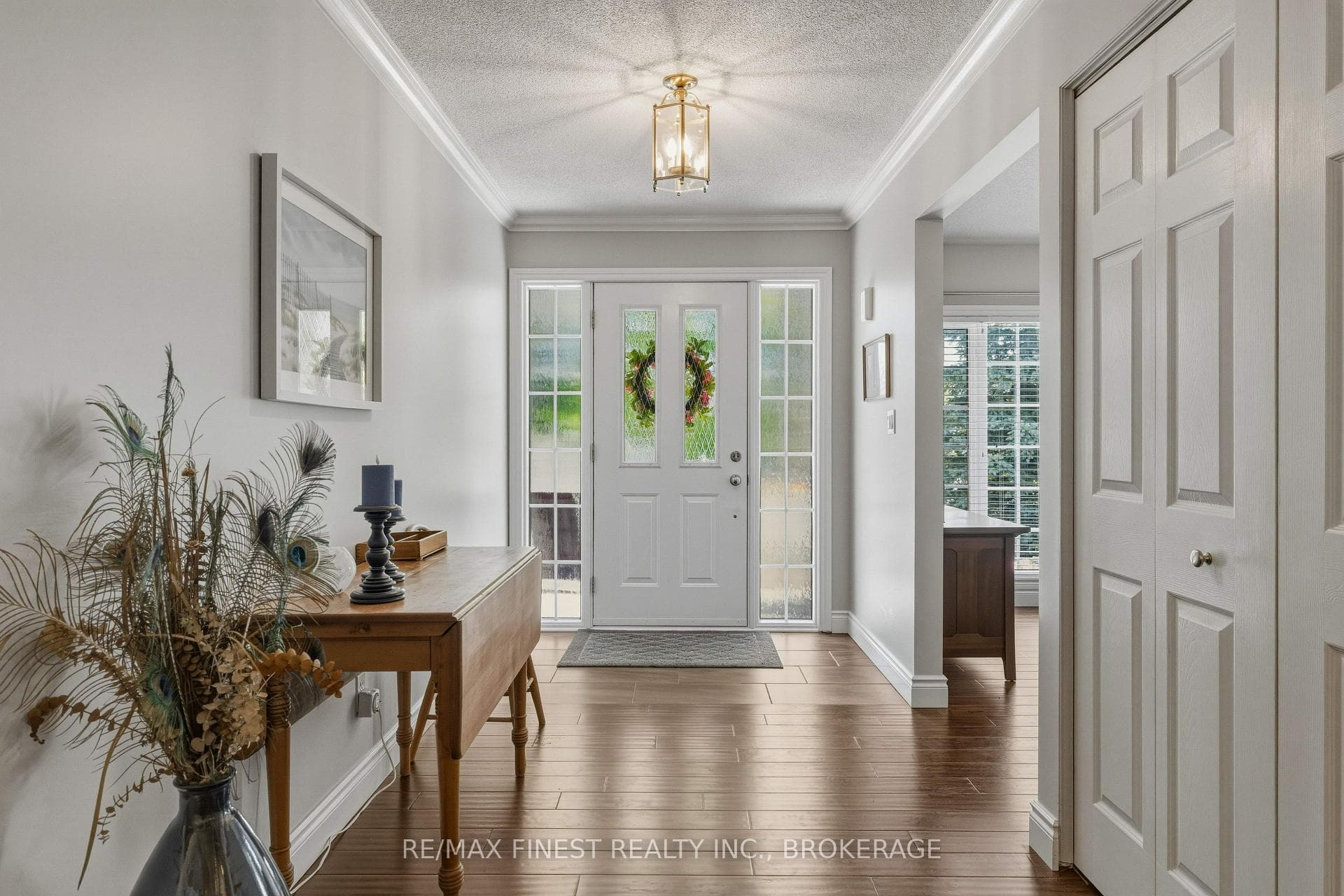 320 Friarhill Crescent photo 4