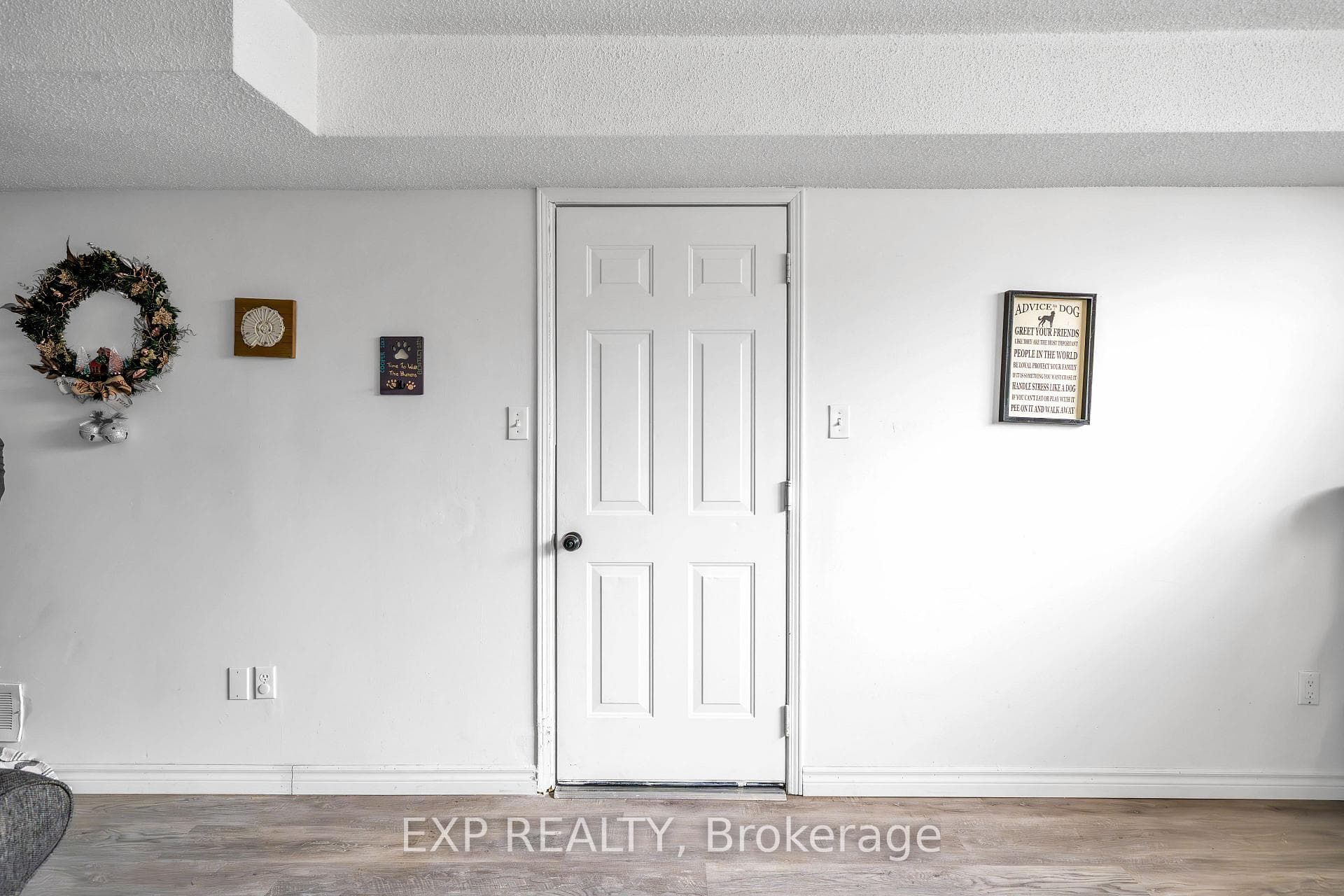 679 Frobisher Court photo 24