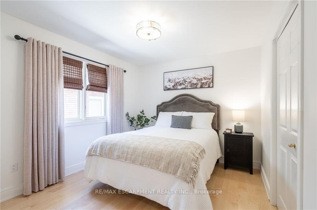 315 CAVENDISH Drive photo 34