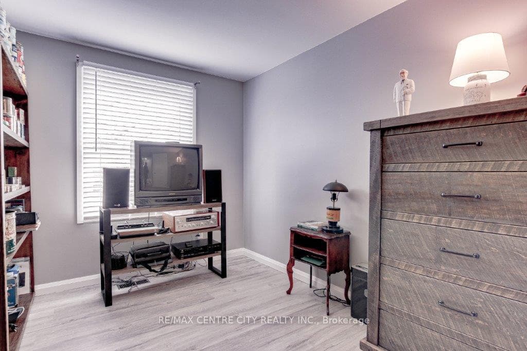 95 LAWRENCE Avenue photo 16