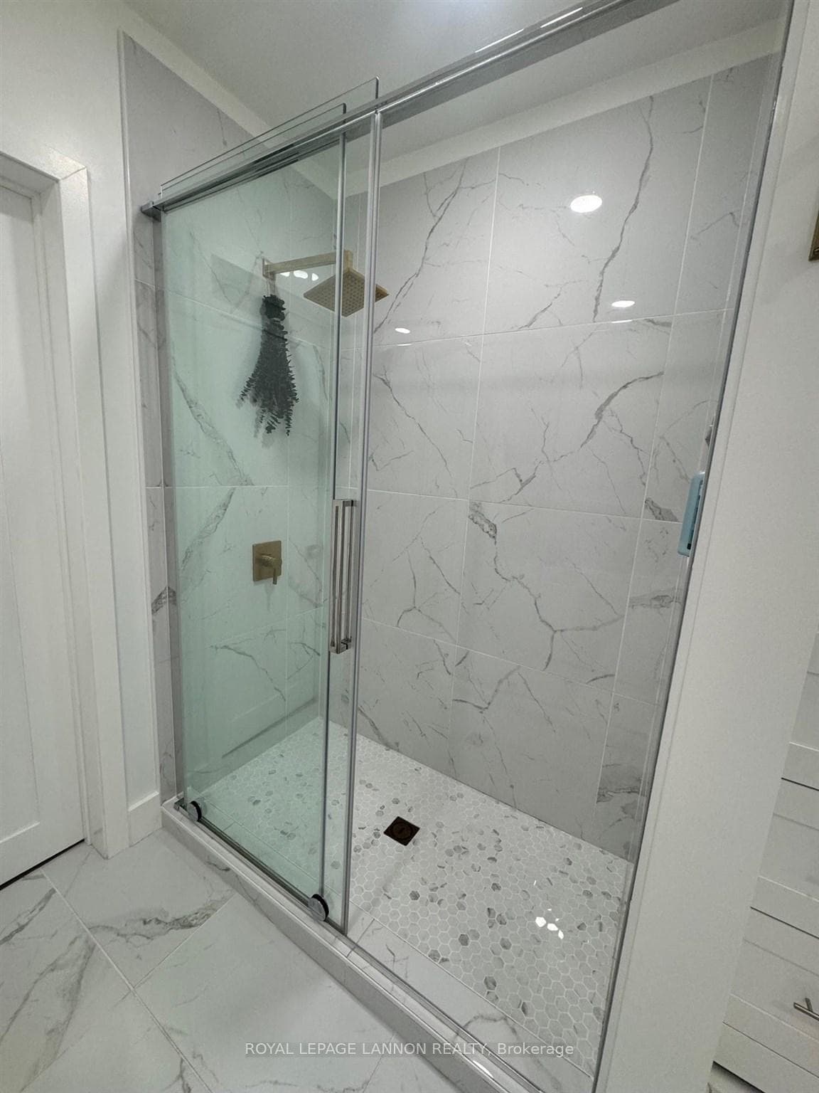 64 Strathcona Avenue photo 25