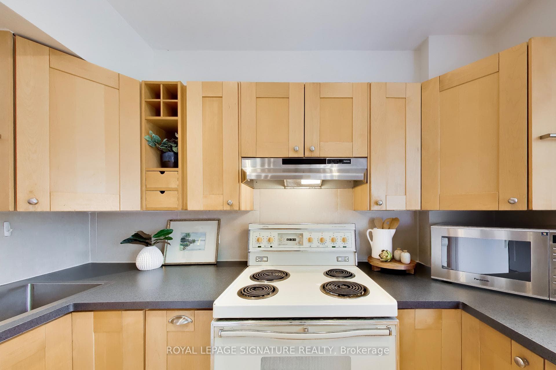 2102 Gerrard Street photo 8