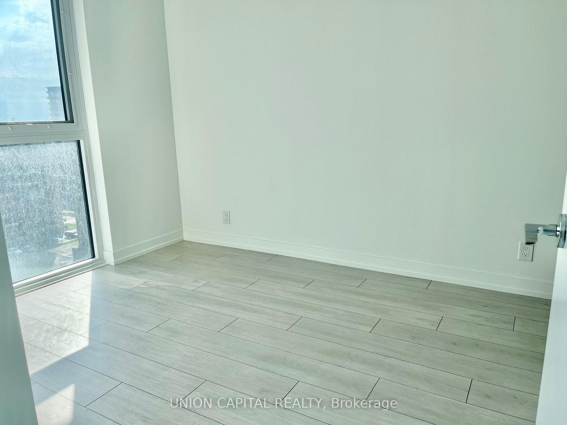 270 Dufferin Street Unit 906 photo 8