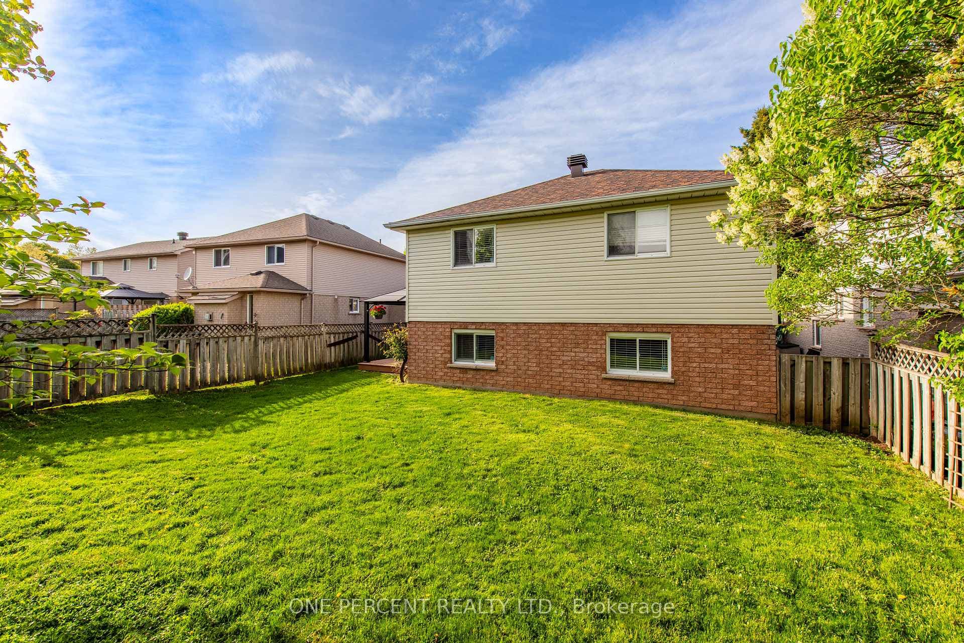 240 Walsh Crescent photo 40