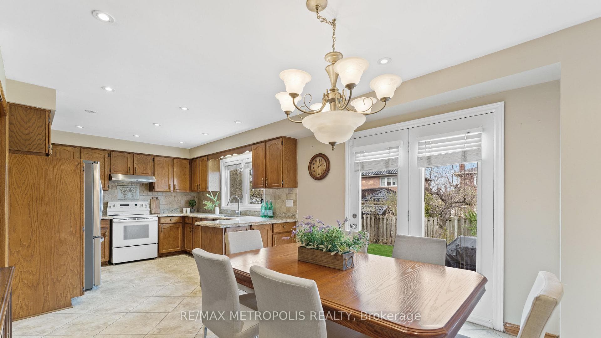 8233 Martin Grove Road photo 12
