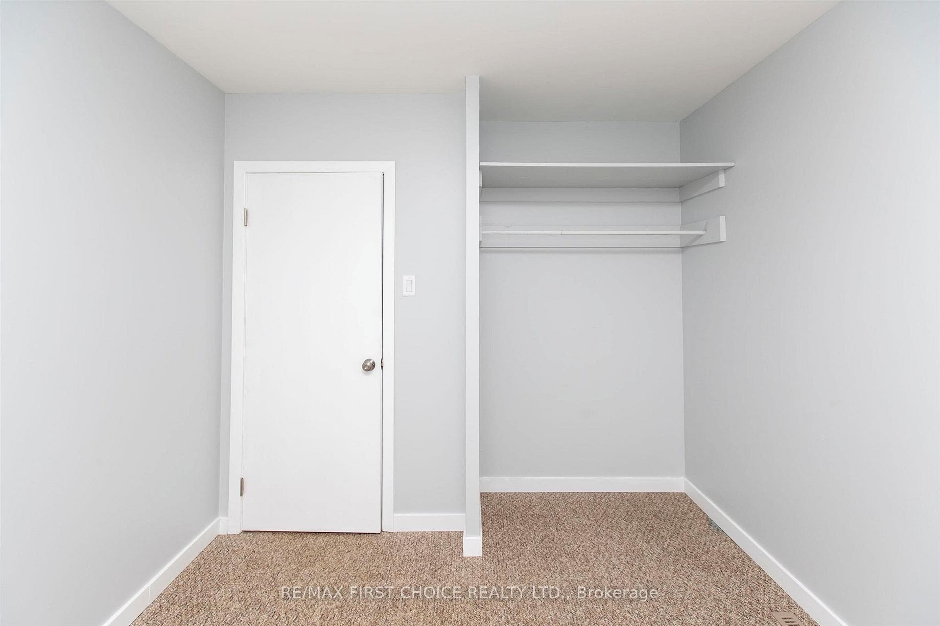 717 Grey Crescent photo 23