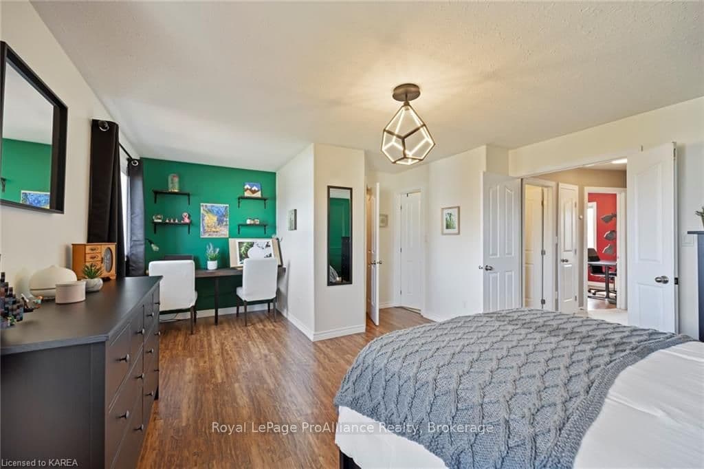 1884 BERRYWOOD Crescent photo 29