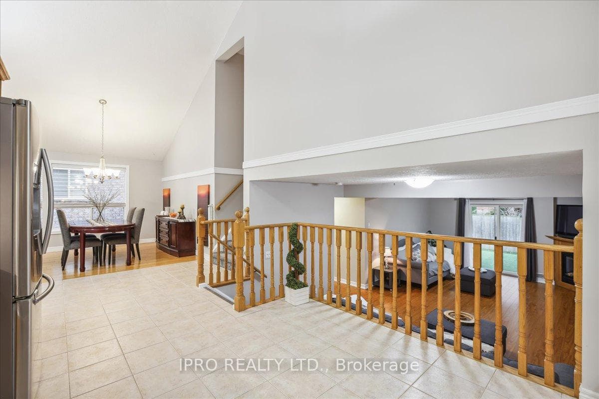 8 Irving Crescent photo 9
