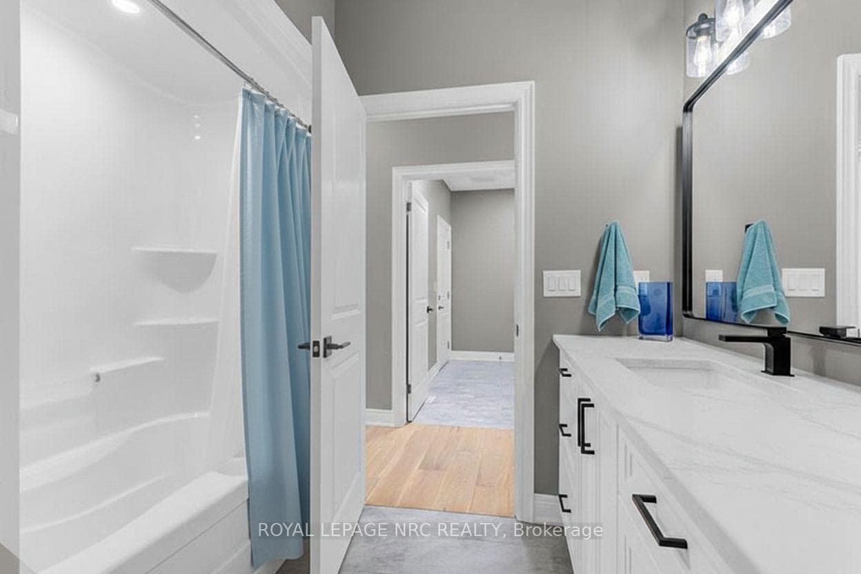 738 Clarence Street photo 24