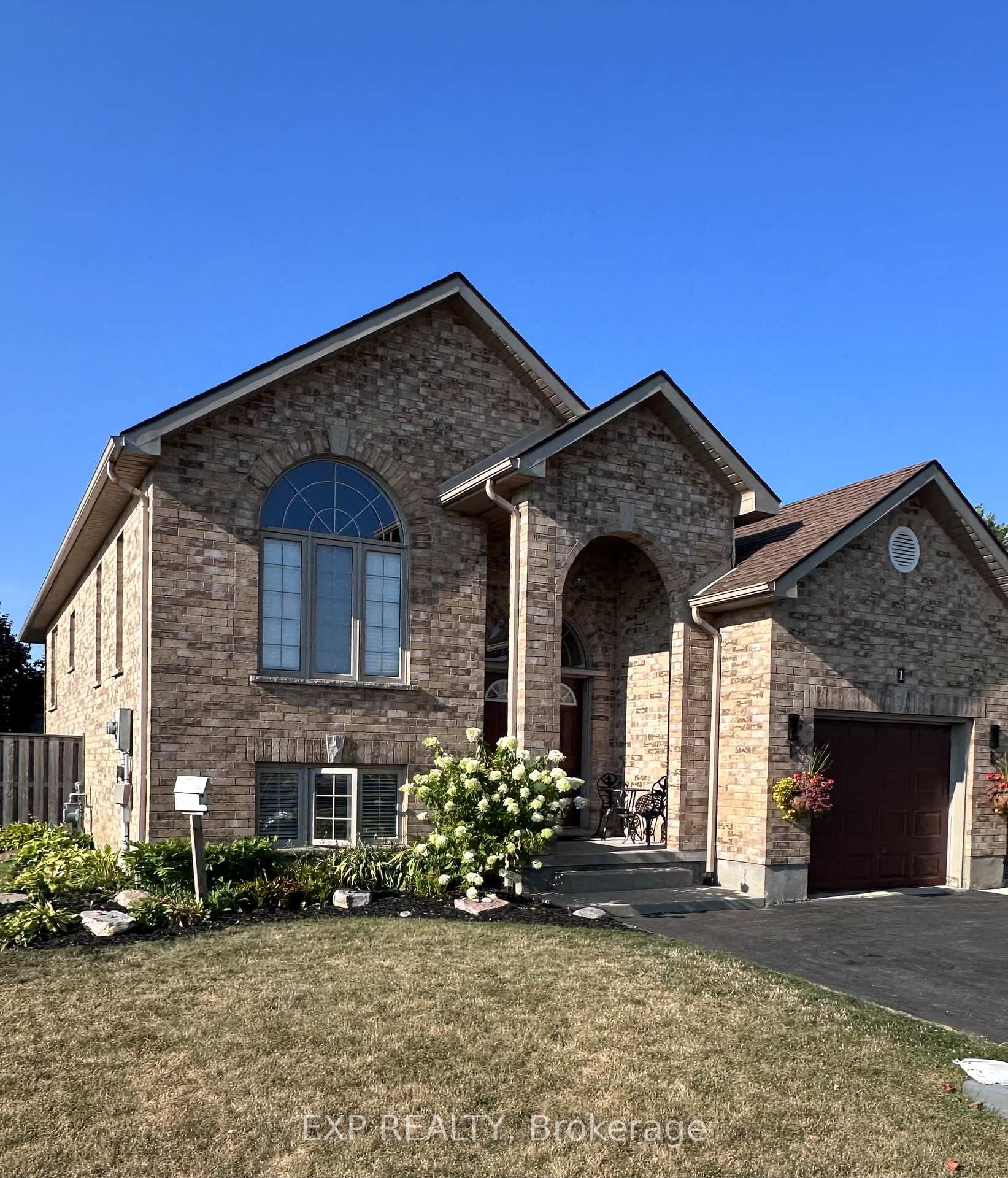 1 Falconridge Court photo 5