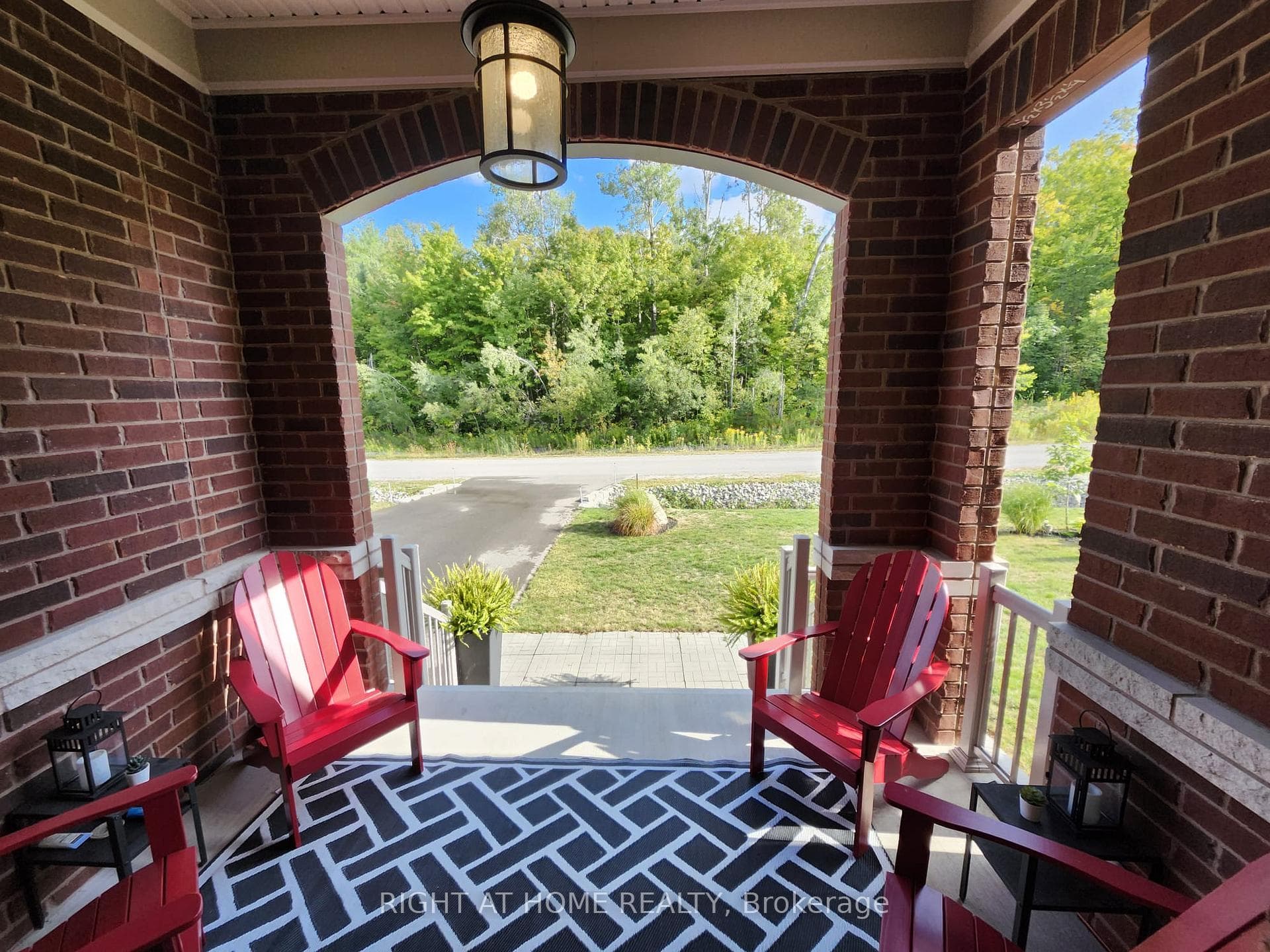 84 Diamond Valley Drive photo 4