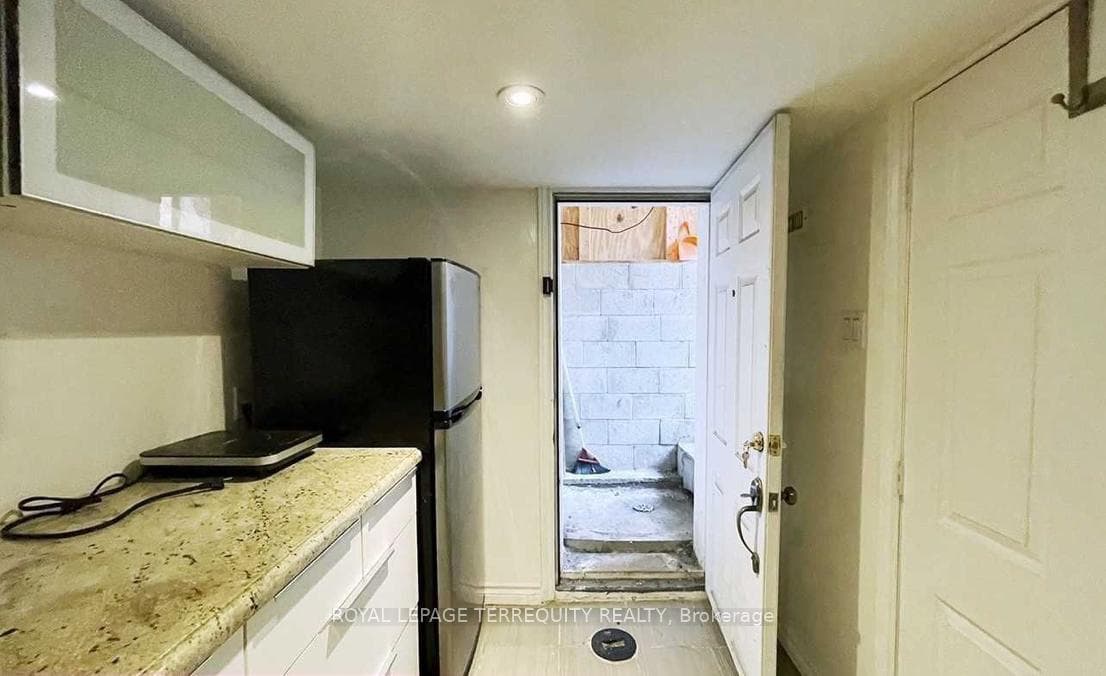 129 Munro Street Unit Bsmt photo 3