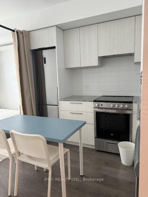501 Yonge Street Unit 1704 photo 4