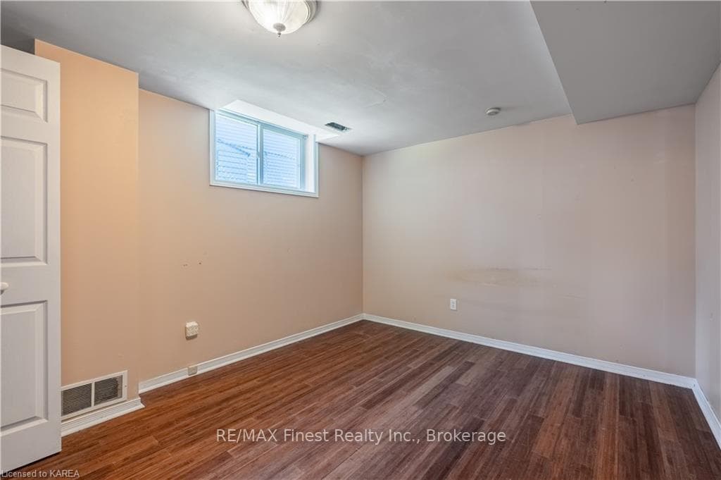 1386 BRACKENWOOD Crescent photo 21