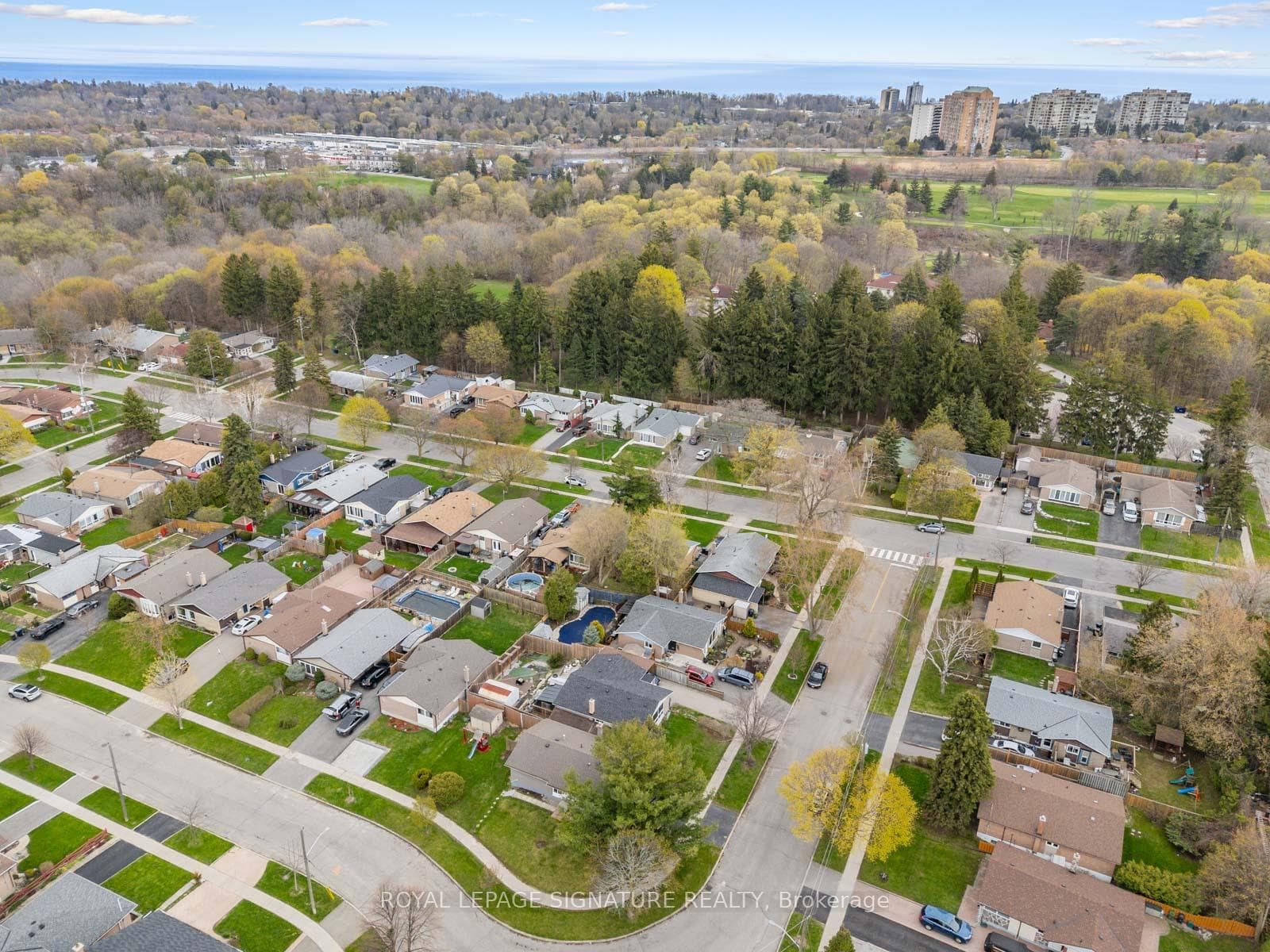 19 Shoreland Crescent photo 34