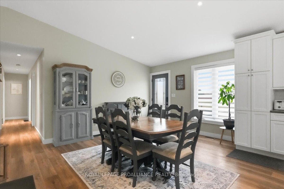 300 Farnham Road photo 16