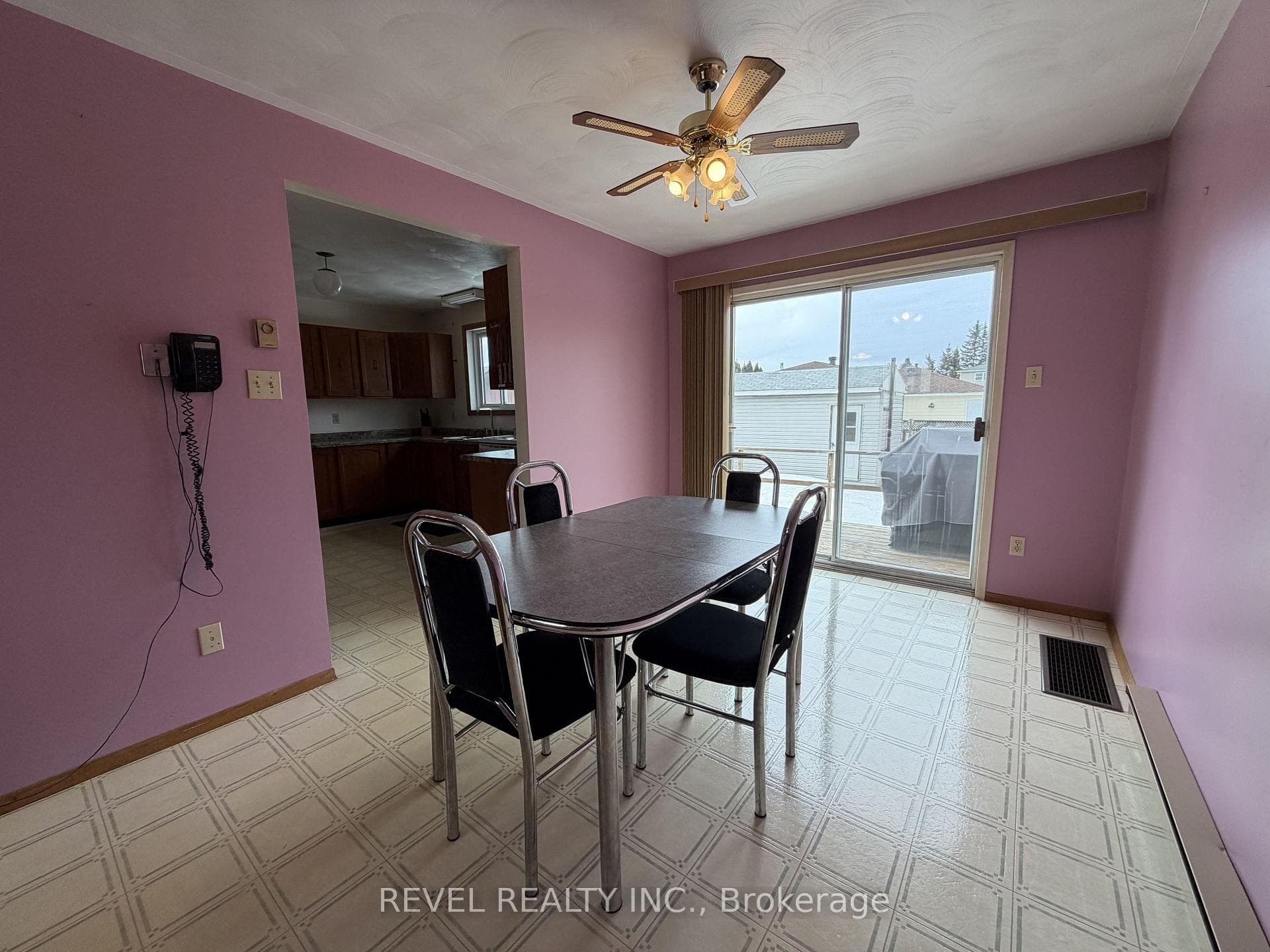 152 Malette Crescent photo 8