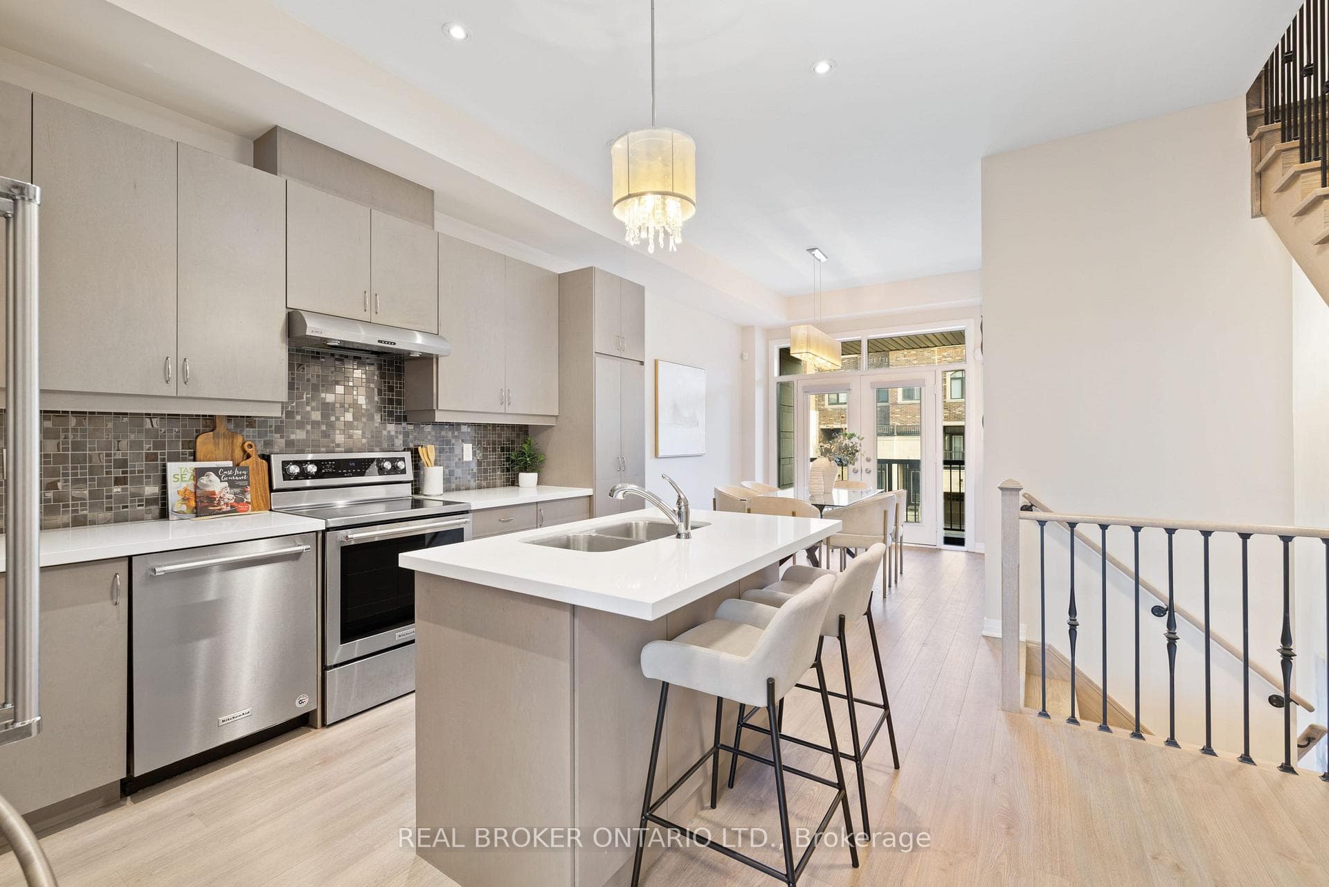 46 Arianna Crescent photo 4