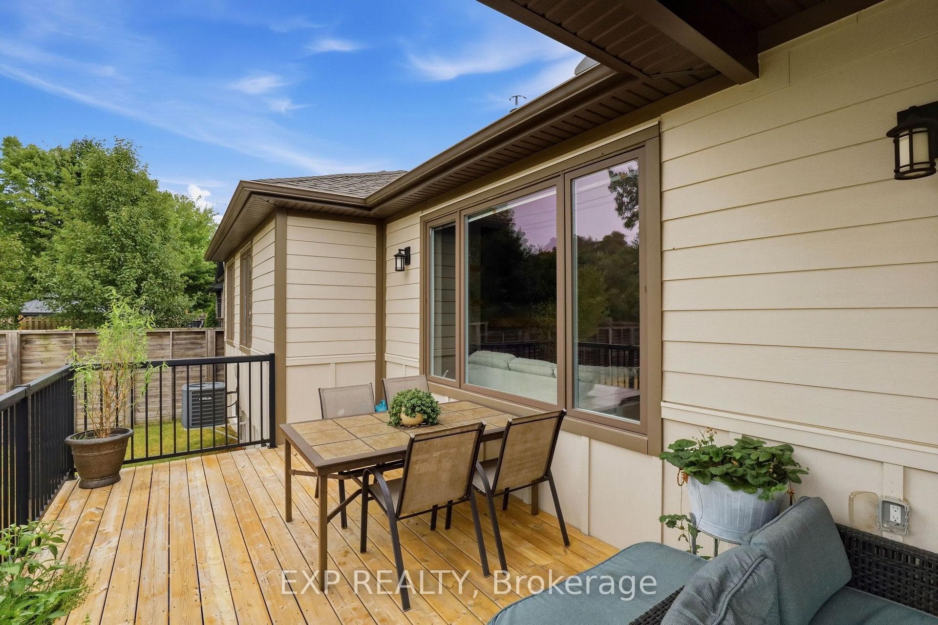541 Bennett Crescent photo 41