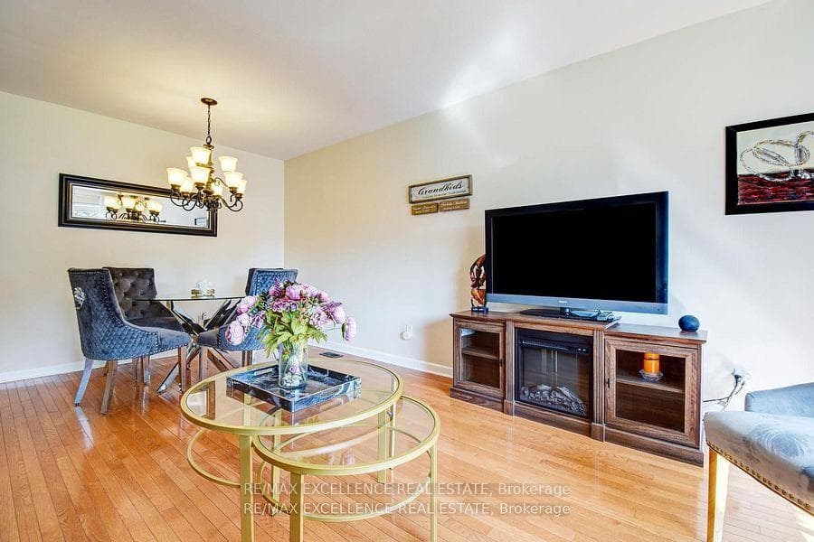 58 Fairglen Avenue photo 10