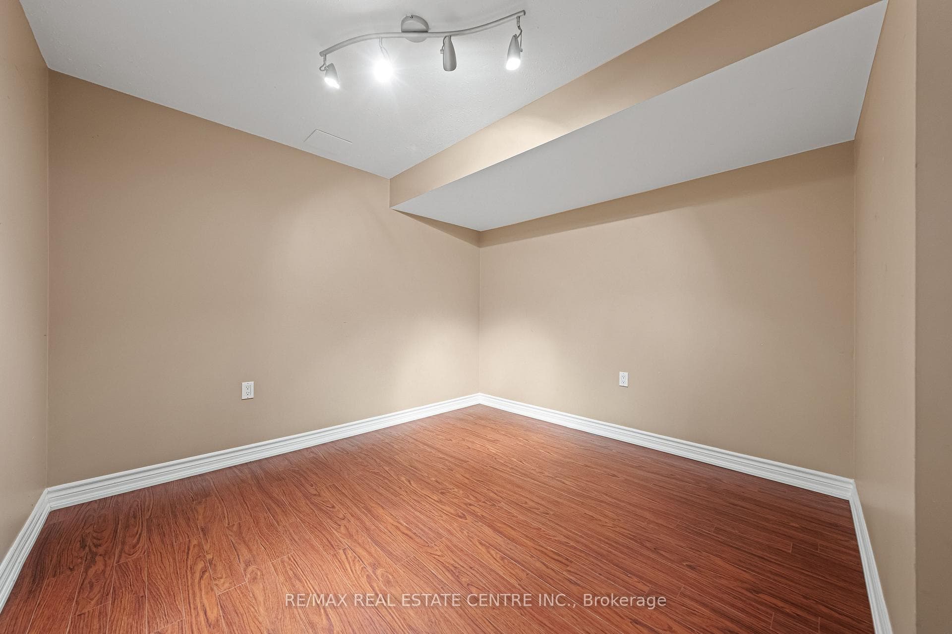 163 GLENVALLEY Drive photo 38