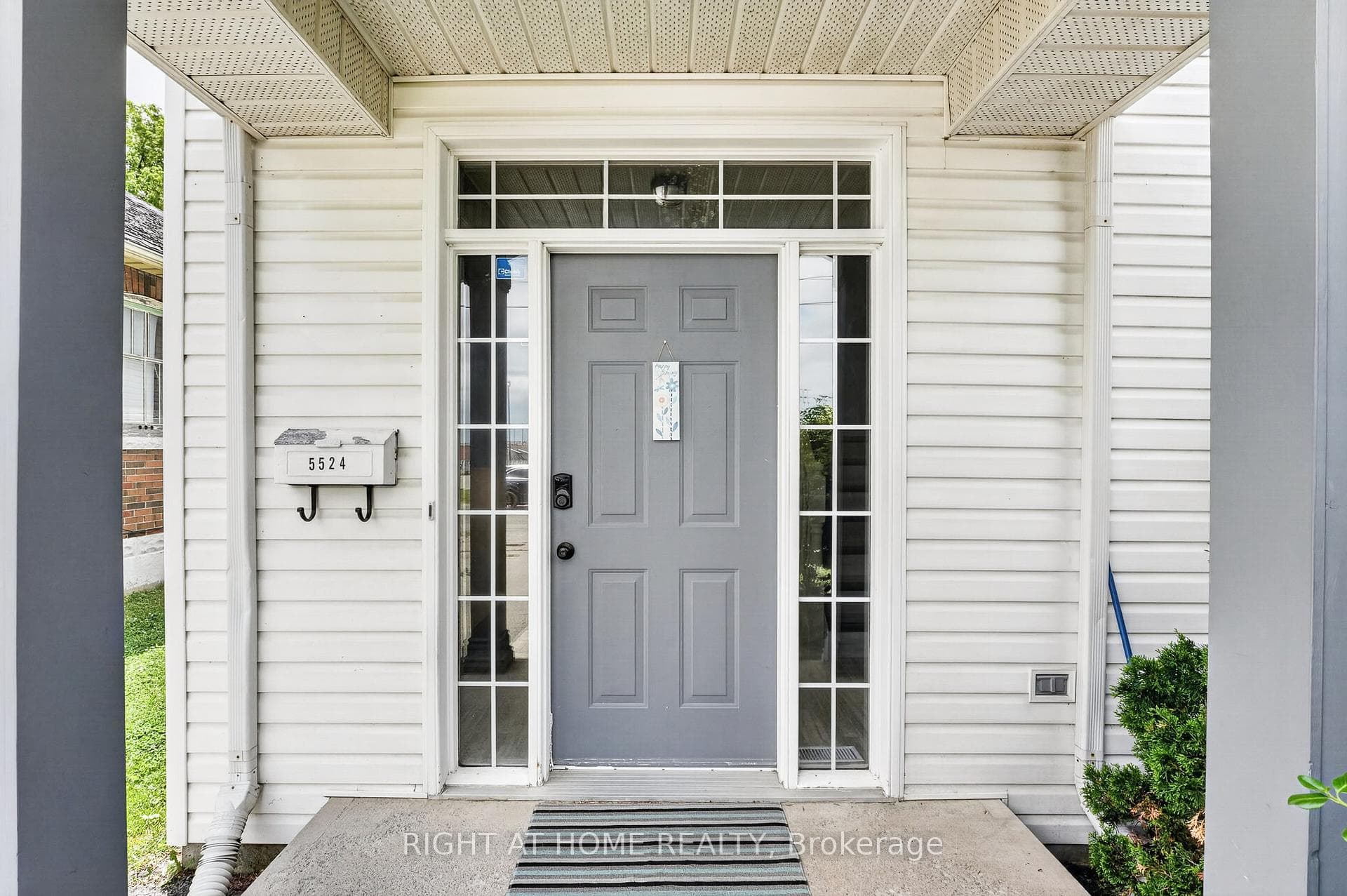 5524 Fraser Street photo 3