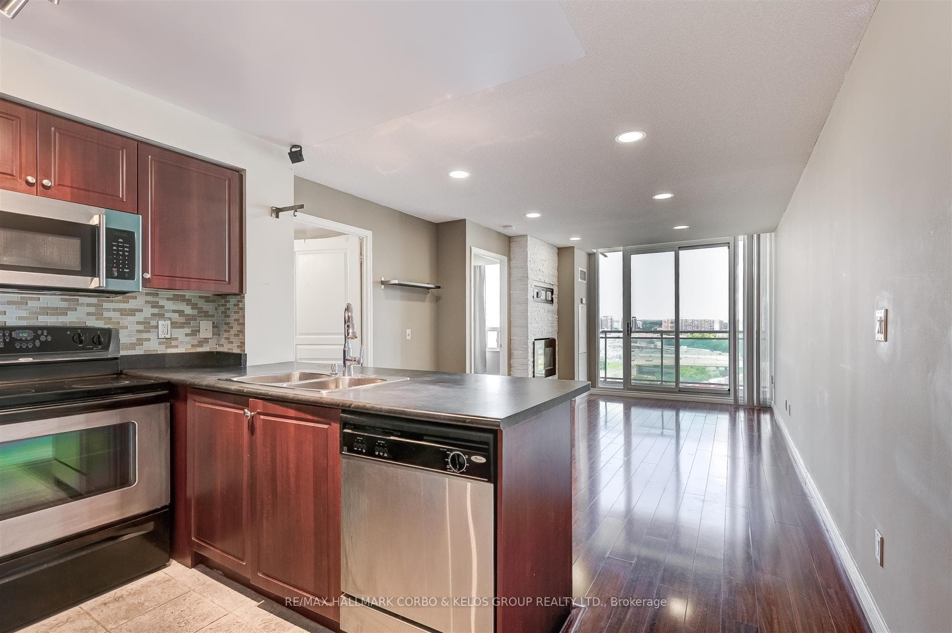 350 Red Maple Road Unit LPH1 photo 4