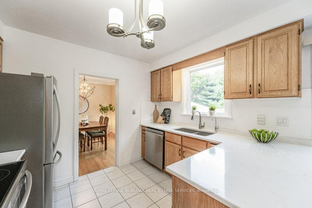 891 Kingsway Drive photo 9