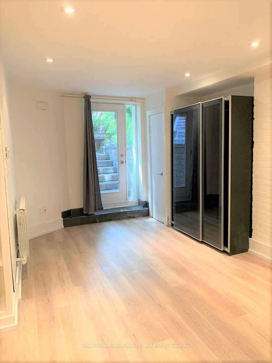 Bright Entry Foyer w/2 Closets