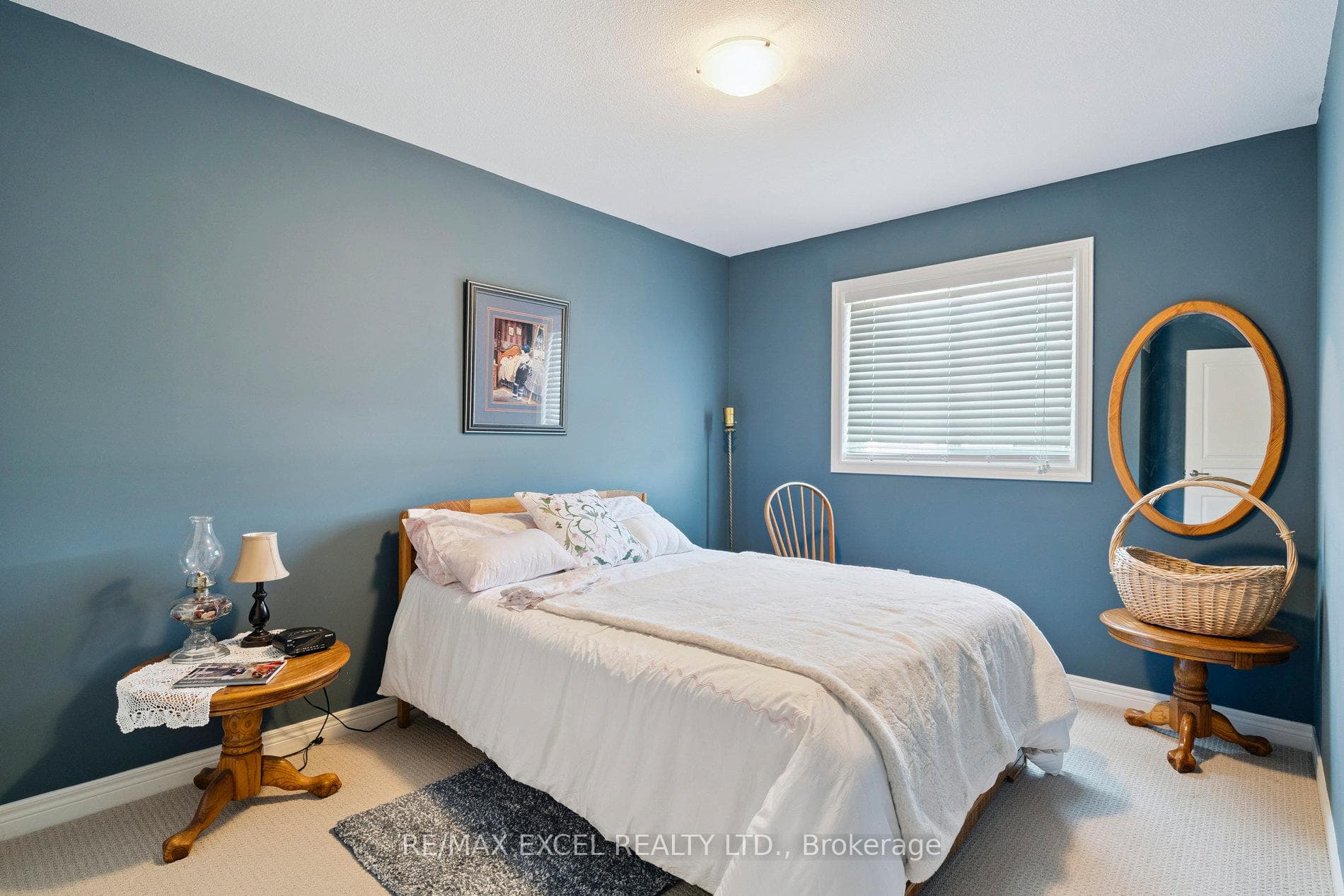 6401 Shapton Crescent photo 4