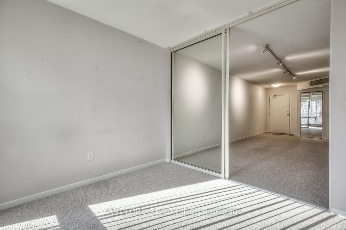 1001 Bay Street Unit 1006 photo 4