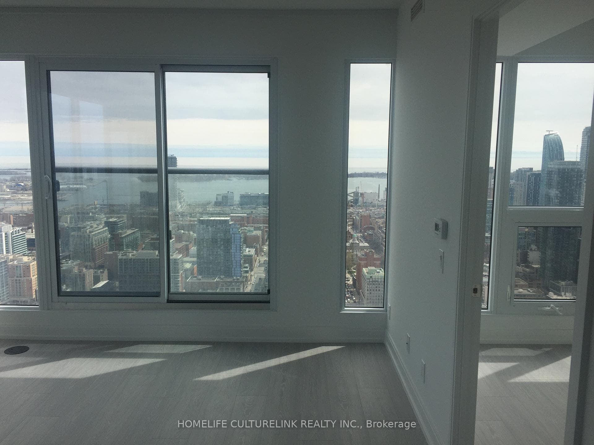 181 Dundas Street Unit 5505 photo 4