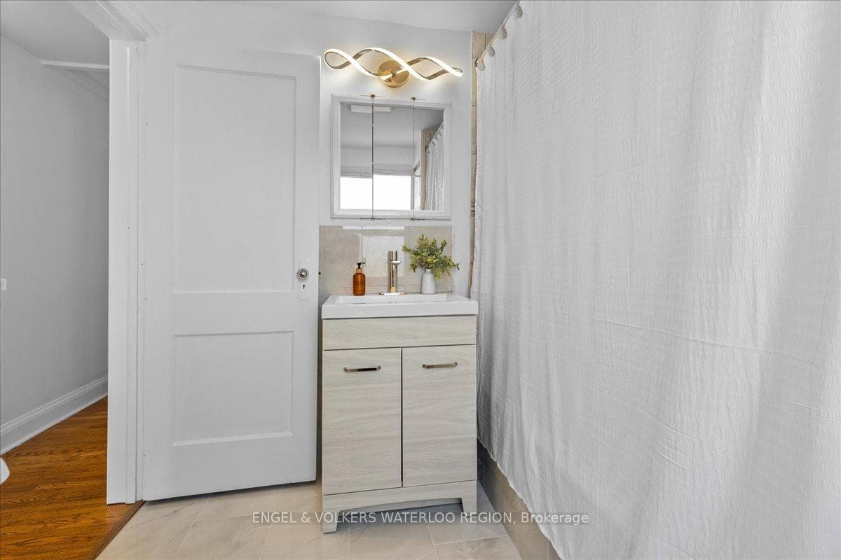 11 Barrett Avenue photo 20