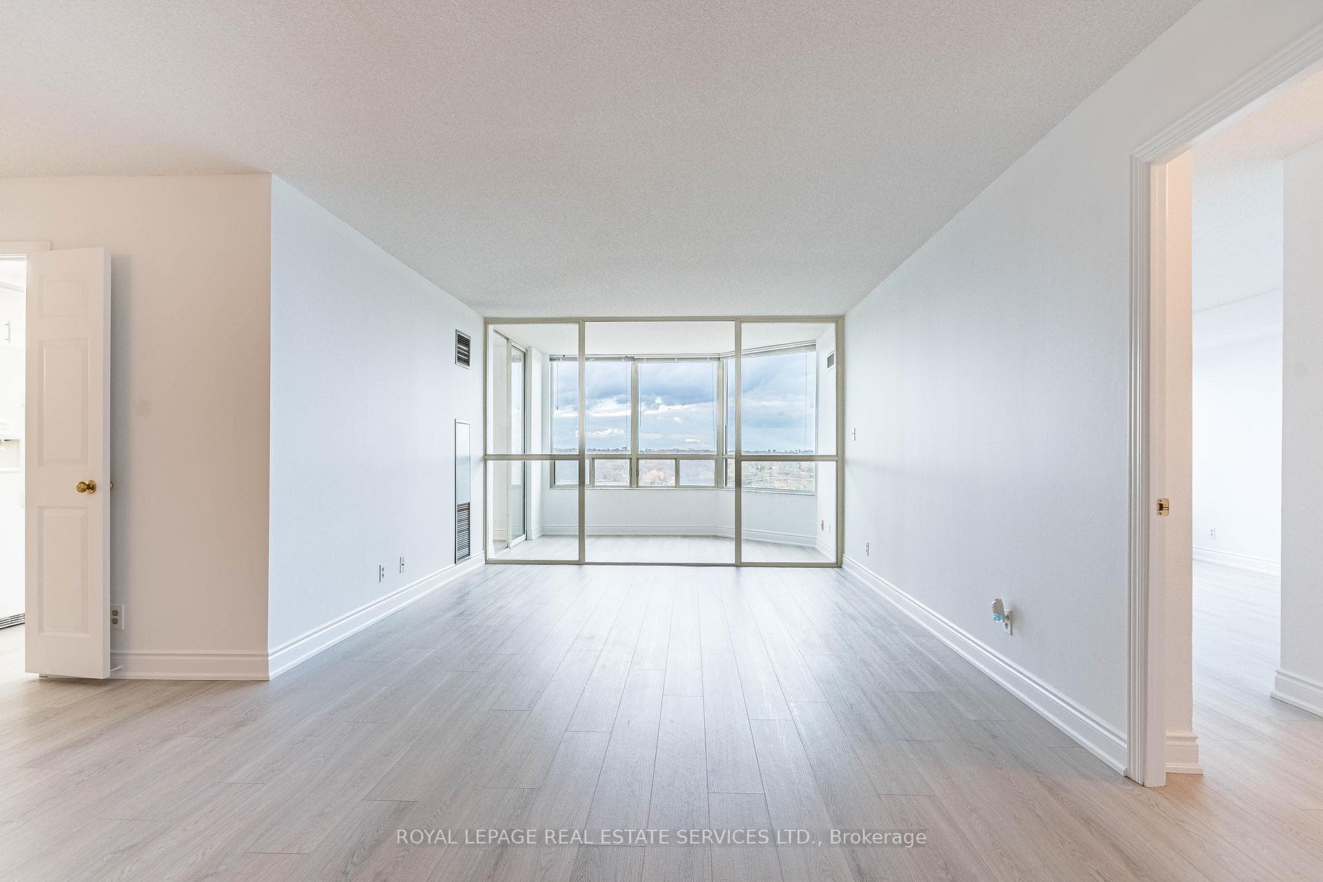 1 Aberfoyle Crescent Unit 1604 photo 3