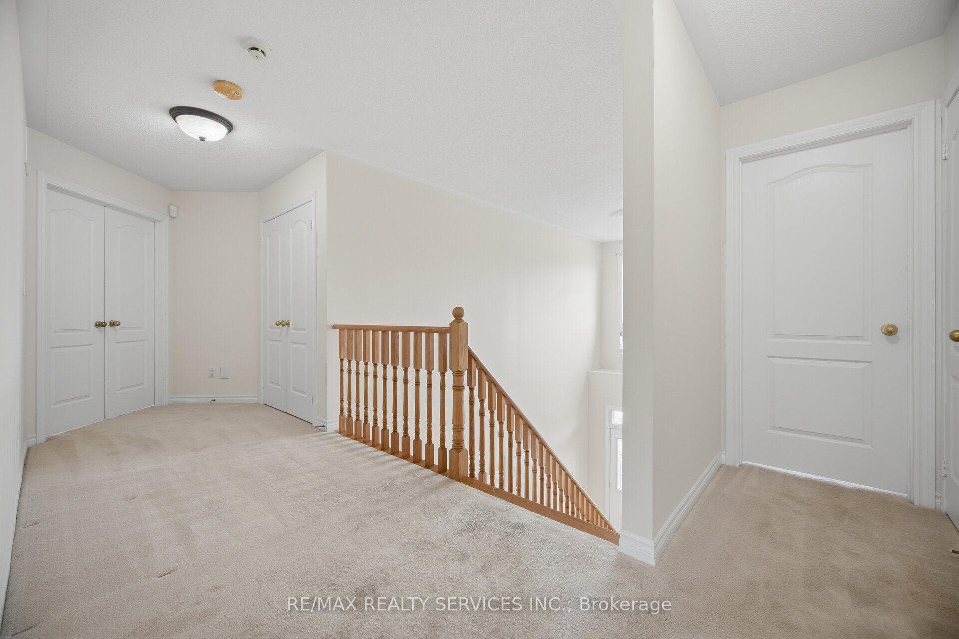15 Upper Canada Drive photo 28