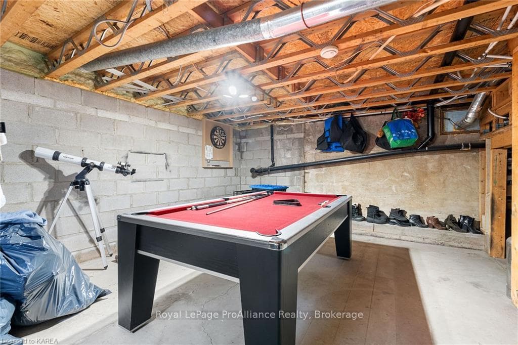 6083 BANK Street photo 31