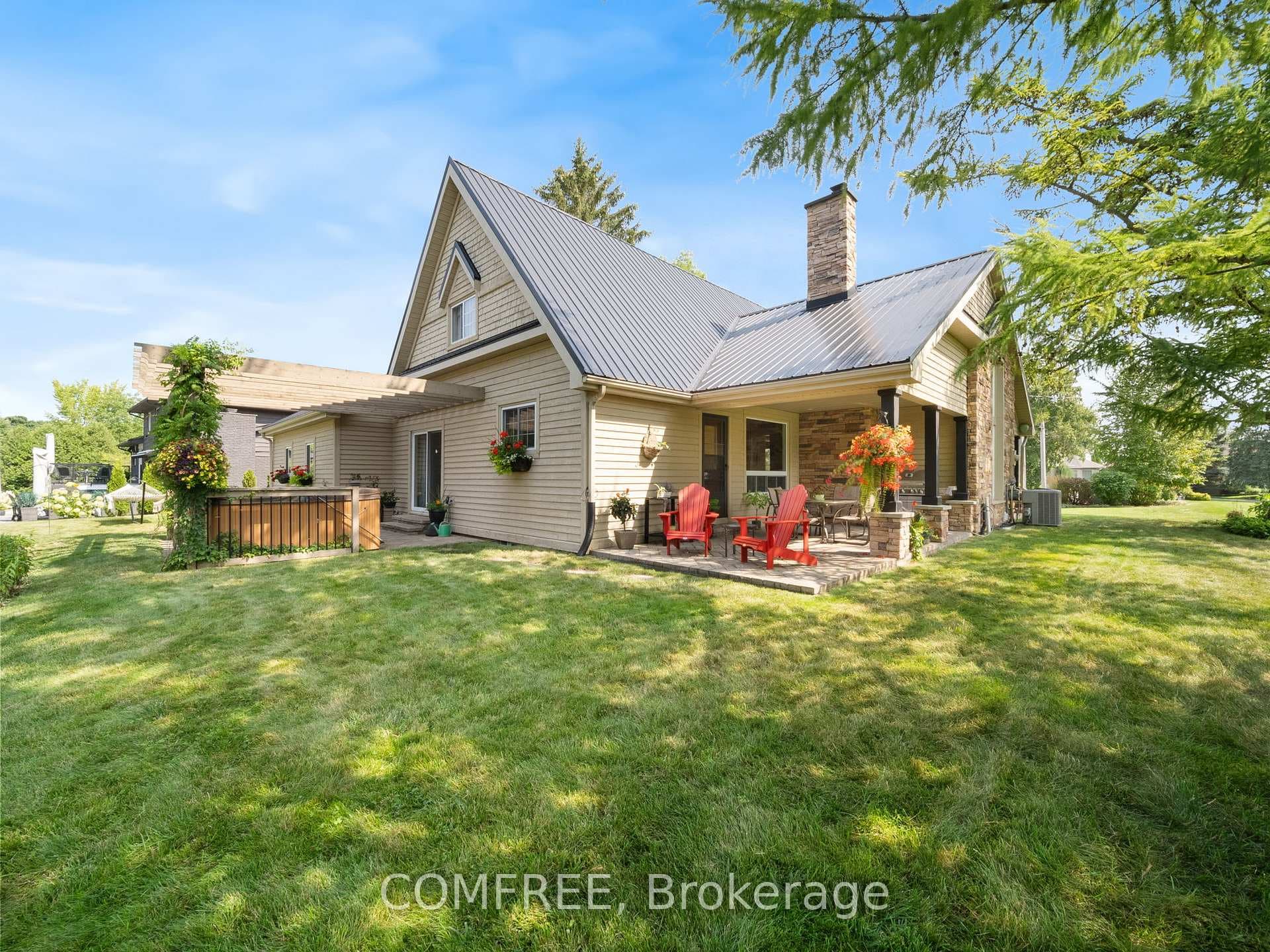 684 Glen Crescent photo 29