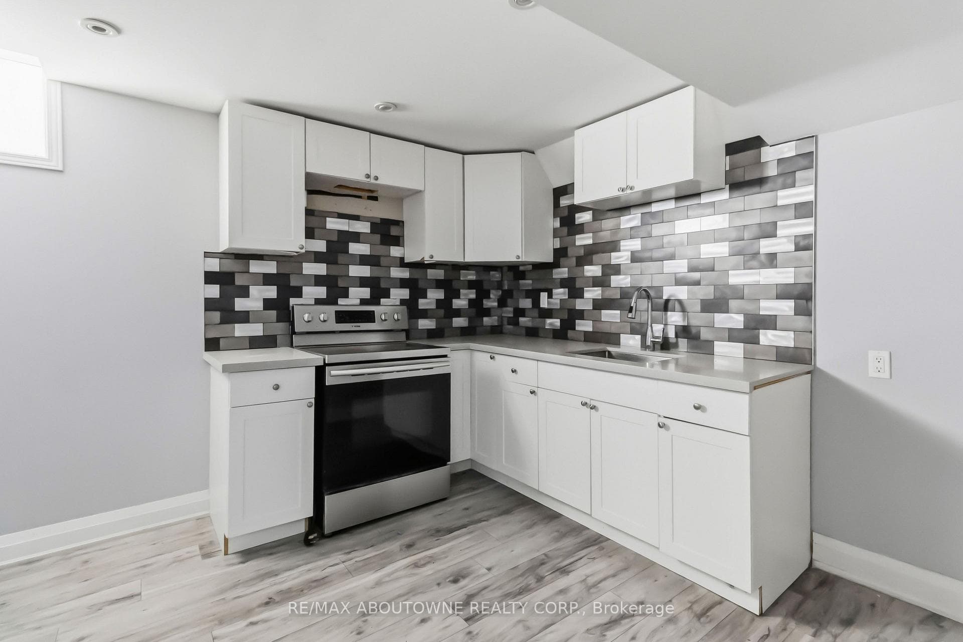 930 Lancaster Boulevard photo 33