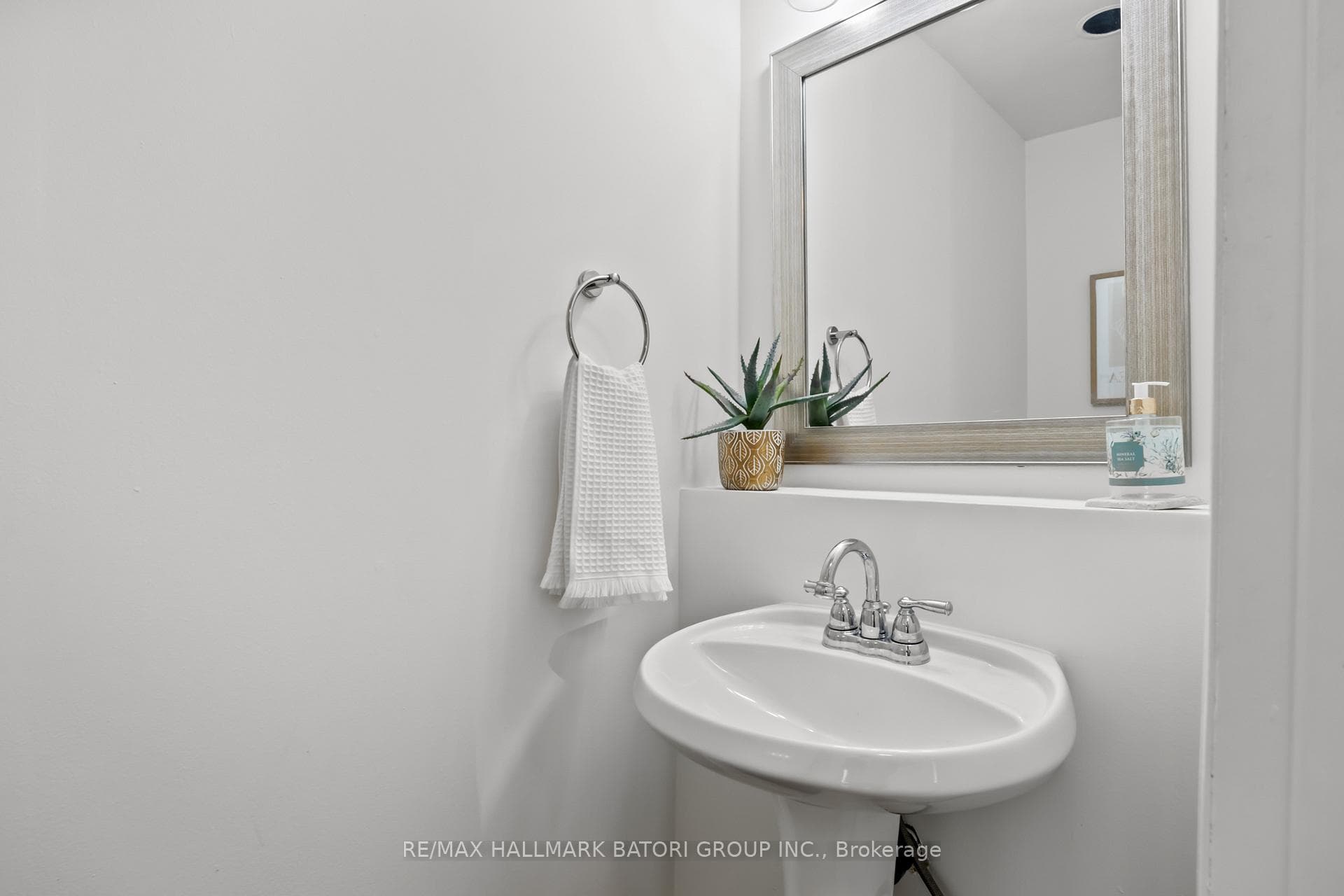 100 Braemar Avenue photo 10